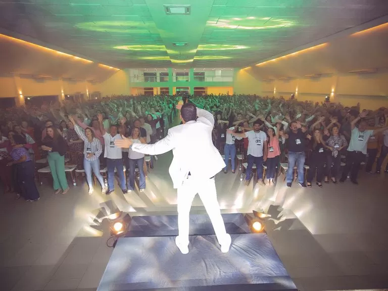 Roberto Tostes no palco diante do público