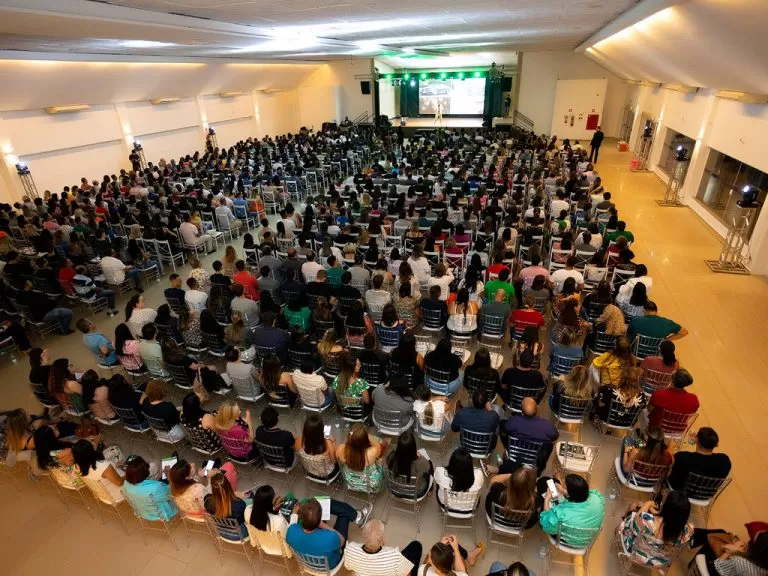 Auditório lotado durante o evento