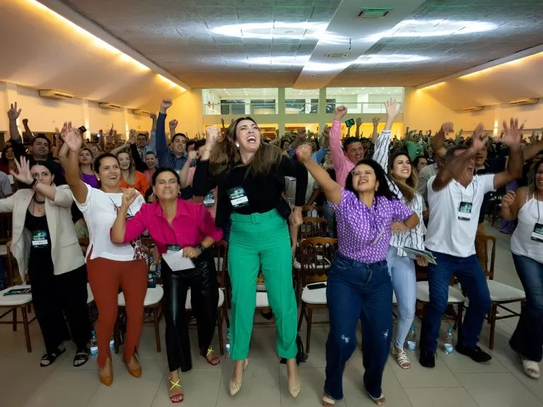 Público em pé, vibrando