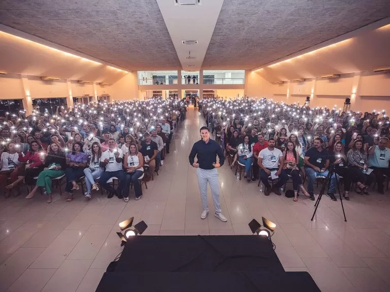 Roberto Tostes de costas diante da plateia