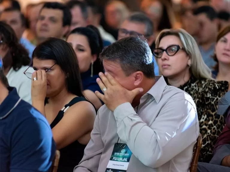Participante emocionado na plateia