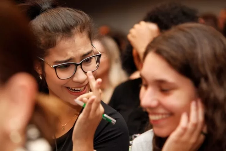 Duas participantes emocionadas