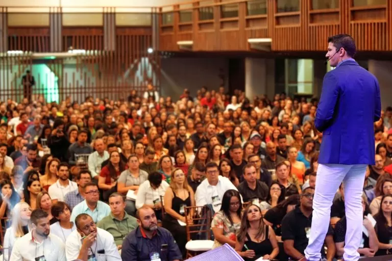 Roberto Tostes entre o público