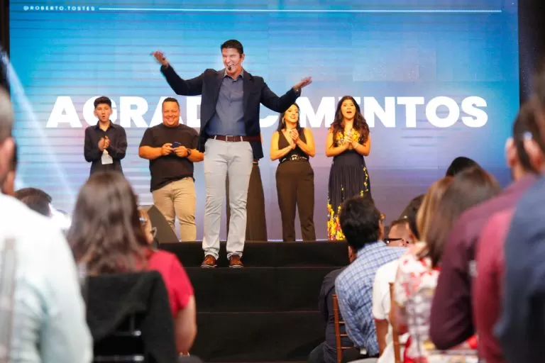 Equipe no palco durante os agradecimentos