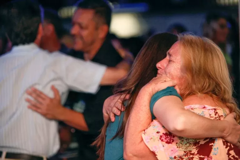 Abraço emocionado entre participantes