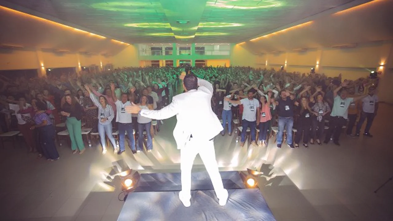 Roberto Tostes no palco em Fernandópolis
